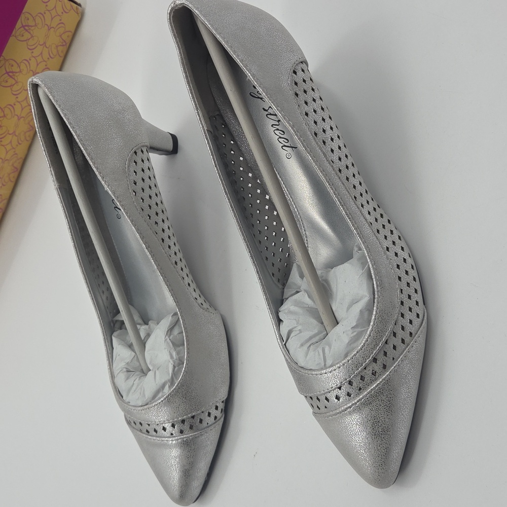 Easy Street Women's Ansen Silver Kitten Heels - Picture 9 of 16